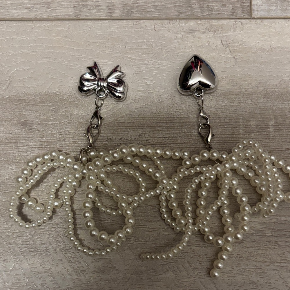 Elegant Silver and Pearl Bow shoe accessories